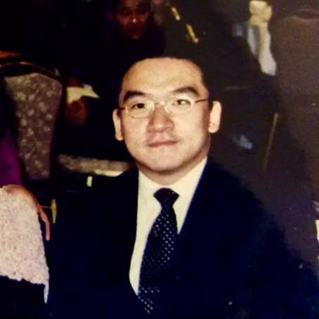 出入上流社会，和洛克菲勒的曾孙女喝下午茶，受白先勇之邀，与林青霞一起听曲。过着优越，富足，有品位的生活。